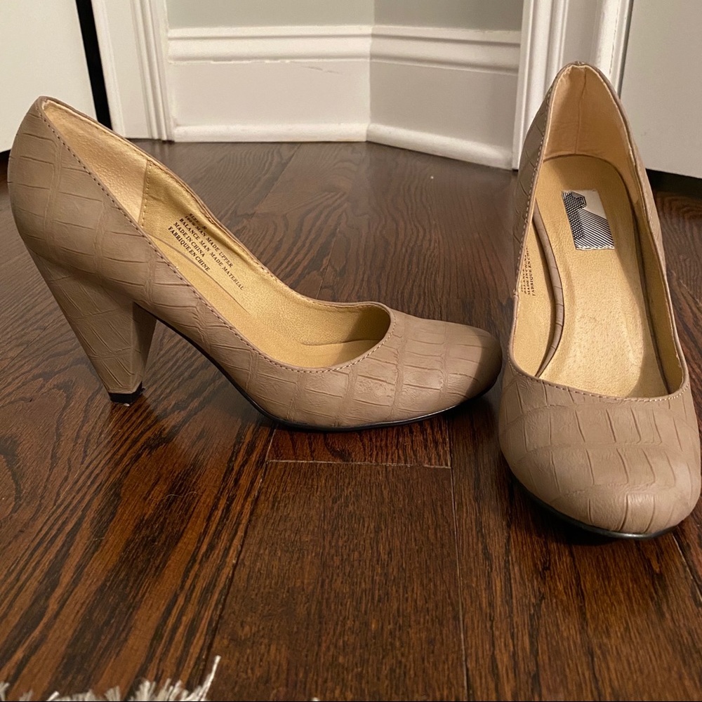 Urban Outfitters Brand Heel in Tan- like new